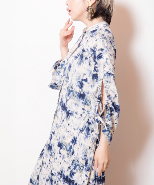 OSMOSIS（オズモーシス）の「スリットギャザースリーブワンピース（ワンピース・レディース・ブルー系その他/ブラック/ブラック系その他・ONE SIZE）」の16枚目の写真