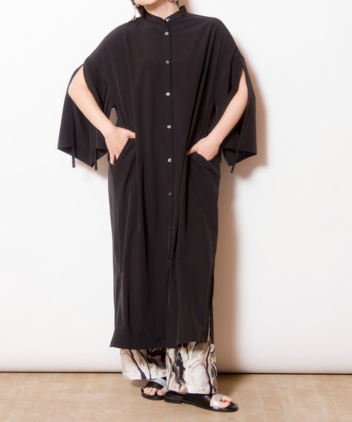 OSMOSIS（オズモーシス）の「スリットギャザースリーブワンピース（ワンピース・レディース・ブルー系その他/ブラック/ブラック系その他・ONE SIZE）」の13枚目の写真