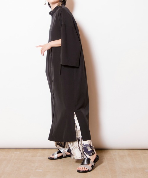 OSMOSIS（オズモーシス）の「スリットギャザースリーブワンピース（ワンピース・レディース・ブルー系その他/ブラック/ブラック系その他・ONE SIZE）」の12枚目の写真