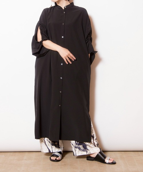 OSMOSIS（オズモーシス）の「スリットギャザースリーブワンピース（ワンピース・レディース・ブルー系その他/ブラック/ブラック系その他・ONE SIZE）」の10枚目の写真