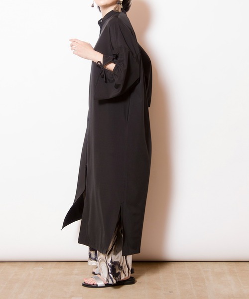 OSMOSIS（オズモーシス）の「スリットギャザースリーブワンピース（ワンピース・レディース・ブルー系その他/ブラック/ブラック系その他・ONE SIZE）」の9枚目の写真