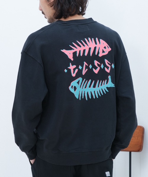 TCSS(ティーシーエスエス)の「CREW/Critical Slide(TCSS)クリティカルスライドフィッシュボーンバックプリントスウェット(スウェット・メンズ・サンドベージュ/ブラック・LARGE/MEDIUM/X-LARGE)」の2枚目の写真