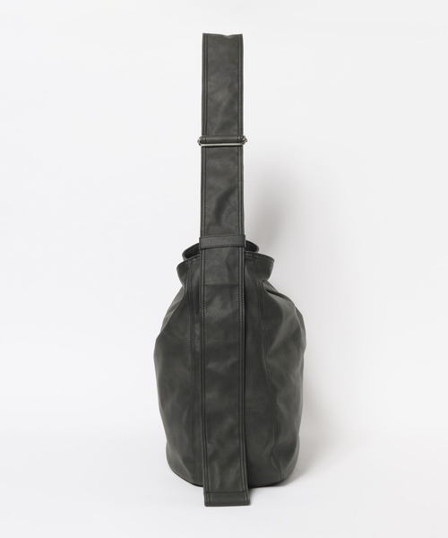 niko and...（ニコアンド）の「フェイクレザー4ポケットラージショルダーバッグ（ショルダーバッグ・メンズ・ブラウン/ブラック・FREE）」の12枚目の写真