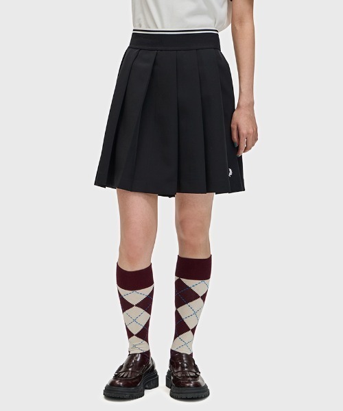 FRED PERRY(フレッドペリー)の「Tipped Pleated Skirt/ティップラインプリーツスカート(スカート・レディース・ブラック・6/8/10)」の2枚目の写真
