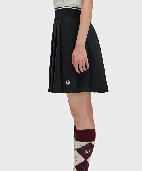 FRED PERRY(フレッドペリー)の「Tipped Pleated Skirt/ティップラインプリーツスカート(スカート・レディース・ブラック・6/8/10)」の6枚目の写真