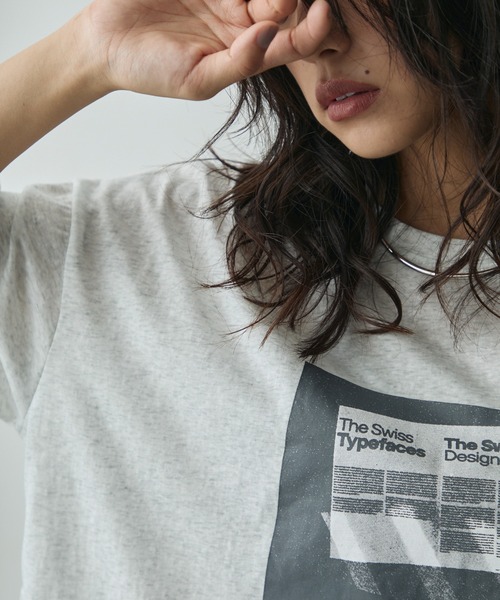 Lunea(ルネア)の「グラフィックプリントTシャツ(Tシャツ/カットソー・レディース・ブラック/ライトグレー・FREE)」の1枚目の写真