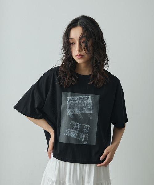Lunea(ルネア)の「グラフィックプリントTシャツ(Tシャツ/カットソー・レディース・ブラック/ライトグレー・FREE)」の2枚目の写真