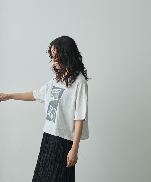 Lunea(ルネア)の「グラフィックプリントTシャツ(Tシャツ/カットソー・レディース・ブラック/ライトグレー・FREE)」の18枚目の写真