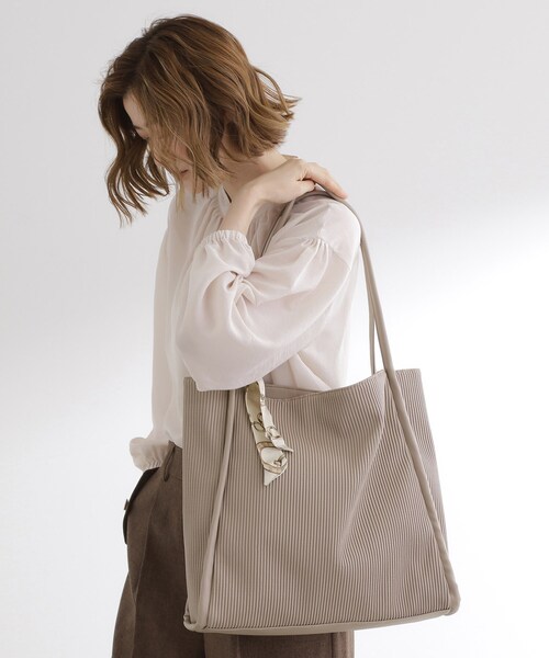 grove（グローブ）の「【A4】プリーツスカーフ付トート（トートバッグ・レディース・シルバー系その他/ライトグレー/ブラック・00）」の6枚目の写真