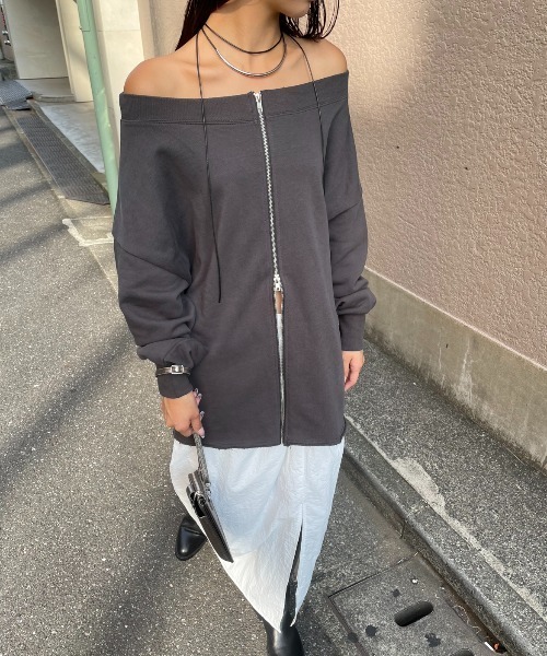 オフショルダーカットオフスウェットトップス（スウェット