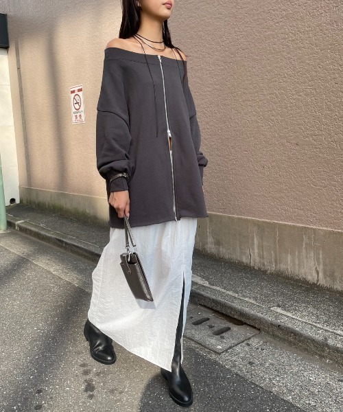 AIC.（エーアイシー）の「オフショルダーカットオフスウェットトップス（スウェット・レディース・グレー/チャコールグレー/ブラウン・FREE）」の13枚目の写真