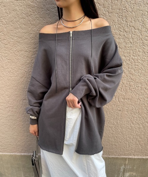 AIC.（エーアイシー）の「オフショルダーカットオフスウェットトップス（スウェット・レディース・グレー/チャコールグレー/ブラウン・FREE）」の7枚目の写真