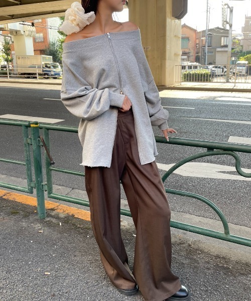 オフショルダーカットオフスウェットトップス（スウェット