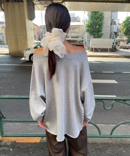 AIC.（エーアイシー）の「オフショルダーカットオフスウェットトップス（スウェット・レディース・グレー/チャコールグレー/ブラウン・FREE）」の19枚目の写真