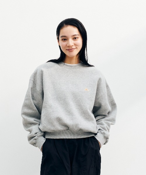 KELTY(ケルティ)の「ミニロゴクロップドクルーネックスウェット(スウェット・レディース・ネイビー/杢グレー/ブラック/ホワイト/ベージュ・FREE)」の3枚目の写真