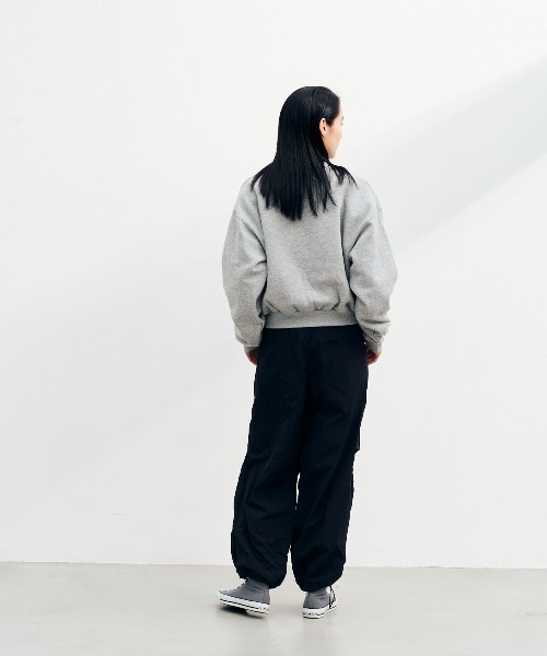KELTY(ケルティ)の「ミニロゴクロップドクルーネックスウェット(スウェット・レディース・ネイビー/杢グレー/ブラック/ホワイト/ベージュ・FREE)」の22枚目の写真