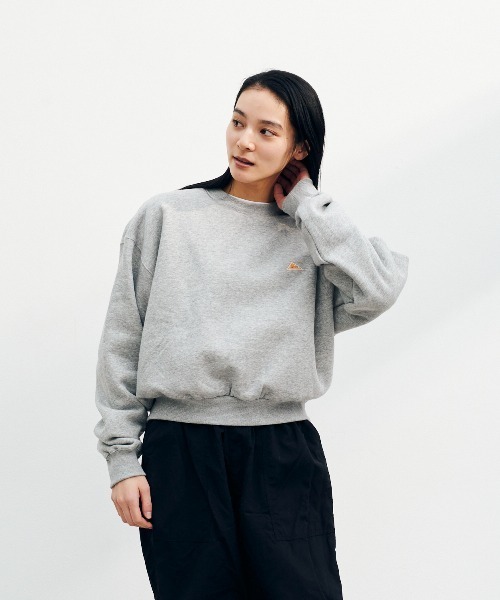 KELTY(ケルティ)の「ミニロゴクロップドクルーネックスウェット(スウェット・レディース・ネイビー/杢グレー/ブラック/ホワイト/ベージュ・FREE)」の21枚目の写真