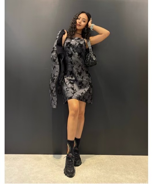 Desigual(デシグアル)の「フロッキー フラワー クロスストラップ ミニドレス ブラック(ドレス・レディース・ブラック・S/M/L/XL/XS)」の1枚目の写真