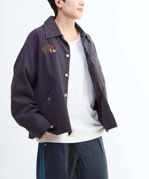 CONVERSE TOKYO（コンバーストウキョウ）の「PIGMENT DYE EMBROIDERY DETROIT JACKET（ミリタリージャケット・レディース・チャコールグレー/オリーブ・MEDIUM/SMALL）」の3枚目の写真