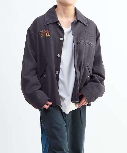 CONVERSE TOKYO（コンバーストウキョウ）の「PIGMENT DYE EMBROIDERY DETROIT JACKET（ミリタリージャケット・レディース・チャコールグレー/オリーブ・MEDIUM/SMALL）」の4枚目の写真