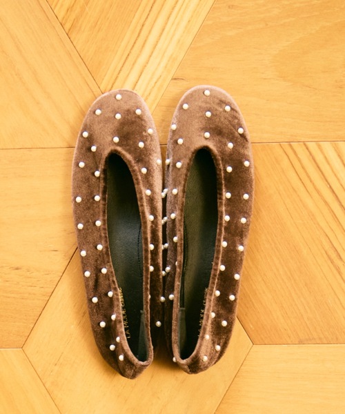 Lutim by u(ルチバイユー)の「Velvet pearl dot pumps / ベルベットパールドットパンプス(パンプス・レディース・ブラウン/ブラック・24.5/23.5)」の1枚目の写真