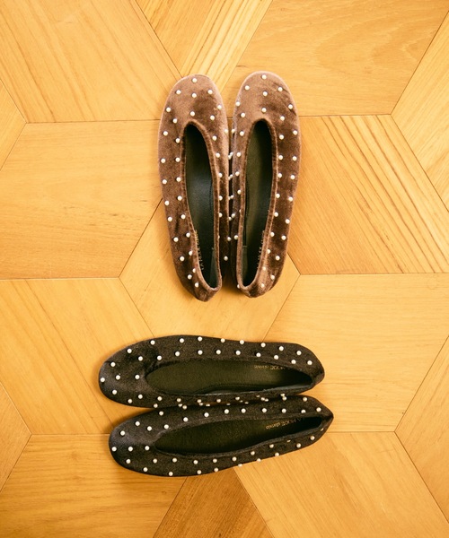 Lutim by u(ルチバイユー)の「Velvet pearl dot pumps / ベルベットパールドットパンプス(パンプス・レディース・ブラウン/ブラック・24.5/23.5)」の2枚目の写真
