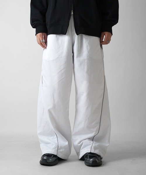Confirm（コンファーム）の「Y2K 切替パイピングサイドライン 裾ドローコード ナイロンワイドパンツ ユニセックス（その他パンツ・メンズ・ブラック/グレー/ホワイト・M/L）」の16枚目の写真