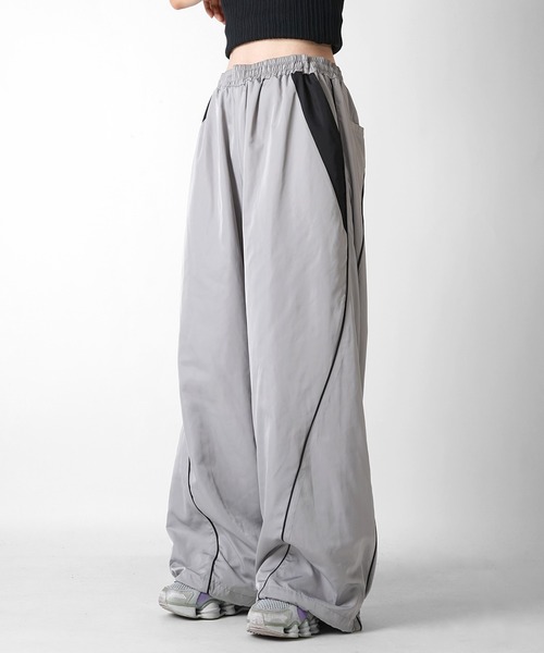 Confirm（コンファーム）の「Y2K 切替パイピングサイドライン 裾ドローコード ナイロンワイドパンツ ユニセックス（その他パンツ・メンズ・ブラック/グレー/ホワイト・M/L）」の5枚目の写真