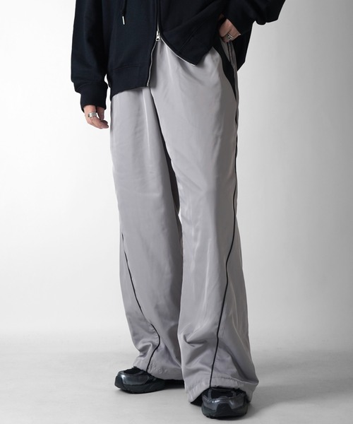 Confirm（コンファーム）の「Y2K 切替パイピングサイドライン 裾ドローコード ナイロンワイドパンツ ユニセックス（その他パンツ・メンズ・ブラック/グレー/ホワイト・M/L）」の6枚目の写真