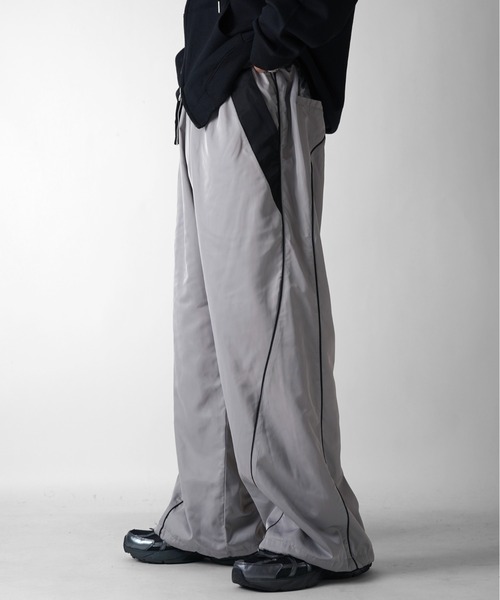 Confirm（コンファーム）の「Y2K 切替パイピングサイドライン 裾ドローコード ナイロンワイドパンツ ユニセックス（その他パンツ・メンズ・ブラック/グレー/ホワイト・M/L）」の7枚目の写真