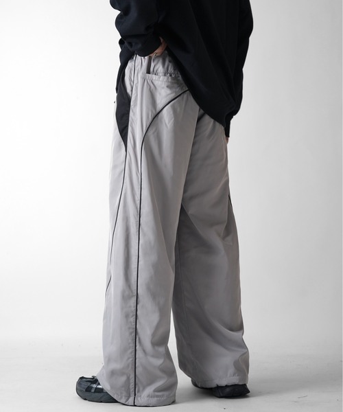 Confirm（コンファーム）の「Y2K 切替パイピングサイドライン 裾ドローコード ナイロンワイドパンツ ユニセックス（その他パンツ・メンズ・ブラック/グレー/ホワイト・M/L）」の8枚目の写真
