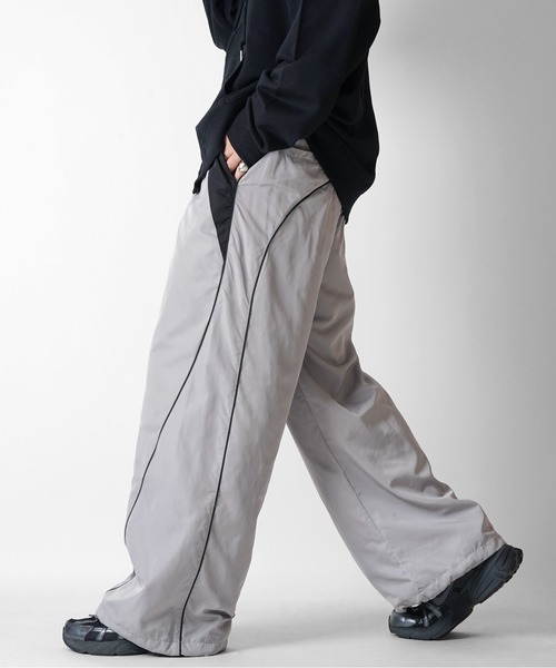 Confirm（コンファーム）の「Y2K 切替パイピングサイドライン 裾ドローコード ナイロンワイドパンツ ユニセックス（その他パンツ・メンズ・ブラック/グレー/ホワイト・M/L）」の9枚目の写真