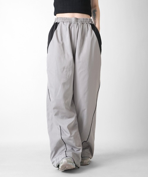 Confirm（コンファーム）の「Y2K 切替パイピングサイドライン 裾ドローコード ナイロンワイドパンツ ユニセックス（その他パンツ・メンズ・ブラック/グレー/ホワイト・M/L）」の10枚目の写真