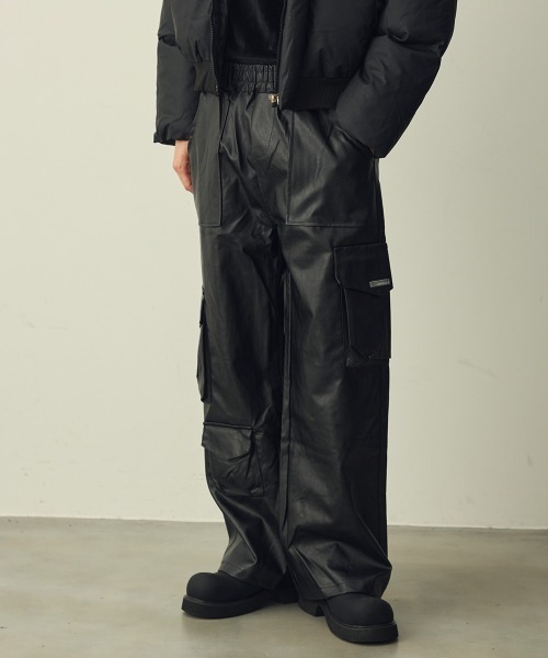Shoowtime(ショウタイム)の「Faux Leather Cargo Wide Pants / 合成皮革カーゴワイドパンツ(カーゴパンツ・メンズ・ブラック・MEDIUM/X-LARGE/LARGE)」の1枚目の写真