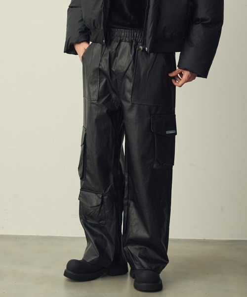 Shoowtime(ショウタイム)の「Faux Leather Cargo Wide Pants / 合成皮革カーゴワイドパンツ(カーゴパンツ・メンズ・ブラック・MEDIUM/X-LARGE/LARGE)」の2枚目の写真