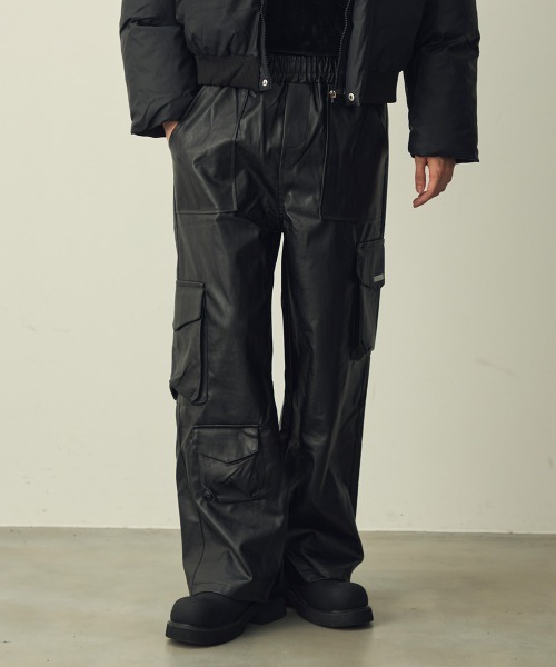 Shoowtime(ショウタイム)の「Faux Leather Cargo Wide Pants / 合成皮革カーゴワイドパンツ(カーゴパンツ・メンズ・ブラック・MEDIUM/X-LARGE/LARGE)」の4枚目の写真