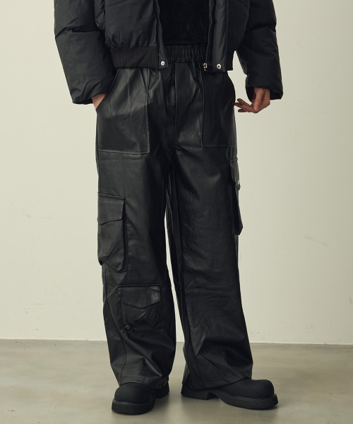Shoowtime(ショウタイム)の「Faux Leather Cargo Wide Pants / 合成皮革カーゴワイドパンツ(カーゴパンツ・メンズ・ブラック・MEDIUM/X-LARGE/LARGE)」の5枚目の写真