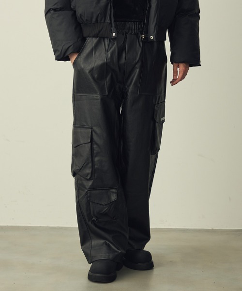 Shoowtime(ショウタイム)の「Faux Leather Cargo Wide Pants / 合成皮革カーゴワイドパンツ(カーゴパンツ・メンズ・ブラック・MEDIUM/X-LARGE/LARGE)」の6枚目の写真