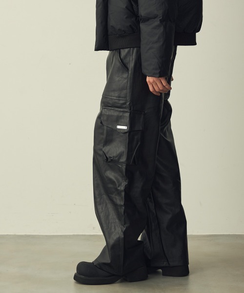 Shoowtime(ショウタイム)の「Faux Leather Cargo Wide Pants / 合成皮革カーゴワイドパンツ(カーゴパンツ・メンズ・ブラック・MEDIUM/X-LARGE/LARGE)」の7枚目の写真