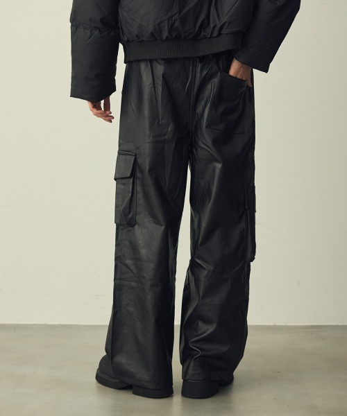 Shoowtime(ショウタイム)の「Faux Leather Cargo Wide Pants / 合成皮革カーゴワイドパンツ(カーゴパンツ・メンズ・ブラック・MEDIUM/X-LARGE/LARGE)」の8枚目の写真