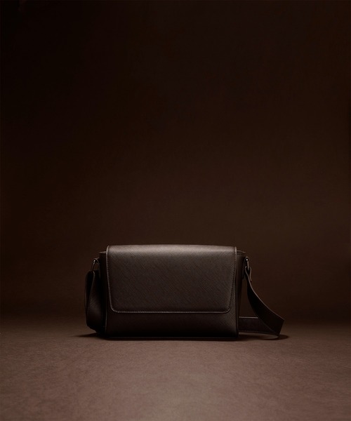 UNITED TOKYO（ユナイテッドトウキョウ）の「【大好評再入荷!!】Saffiano Leather Shoulder Bag　｜防水性/軽量/長さ調整可能/大人気/ショルダー/横長/ギフト/耐久性/防汚性/ドリンク収納可（ショルダーバッグ・メンズ・ライトグレー/ブラック/ブラウン/ダークグレー・FREE）」の4枚目の写真