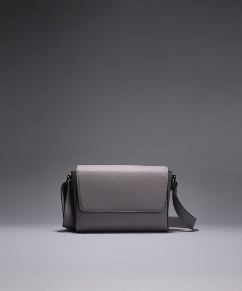 UNITED TOKYO（ユナイテッドトウキョウ）の「【大好評再入荷!!】Saffiano Leather Shoulder Bag　｜防水性/軽量/長さ調整可能/大人気/ショルダー/横長/ギフト/耐久性/防汚性/ドリンク収納可（ショルダーバッグ・メンズ・ライトグレー/ブラック/ブラウン/ダークグレー・FREE）」の2枚目の写真