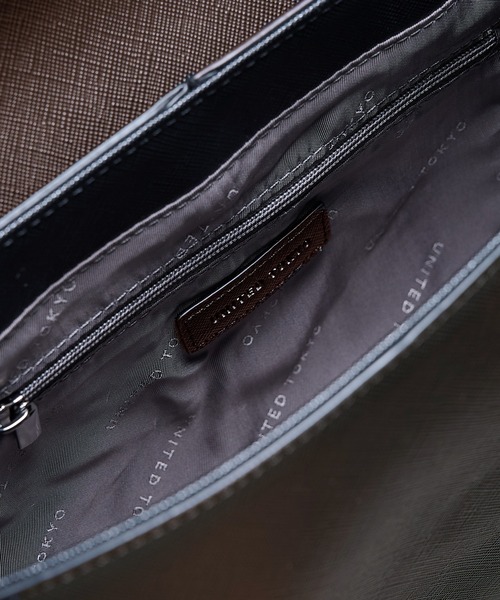 UNITED TOKYO（ユナイテッドトウキョウ）の「【大好評再入荷!!】Saffiano Leather Shoulder Bag　｜防水性/軽量/長さ調整可能/大人気/ショルダー/横長/ギフト/耐久性/防汚性/ドリンク収納可（ショルダーバッグ・メンズ・ライトグレー/ブラック/ブラウン/ダークグレー・FREE）」の13枚目の写真