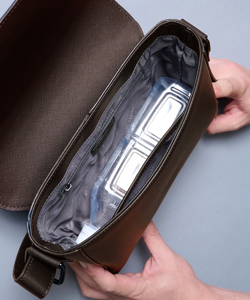 UNITED TOKYO（ユナイテッドトウキョウ）の「【大好評再入荷!!】Saffiano Leather Shoulder Bag　｜防水性/軽量/長さ調整可能/大人気/ショルダー/横長/ギフト/耐久性/防汚性/ドリンク収納可（ショルダーバッグ・メンズ・ライトグレー/ブラック/ブラウン/ダークグレー・FREE）」の12枚目の写真