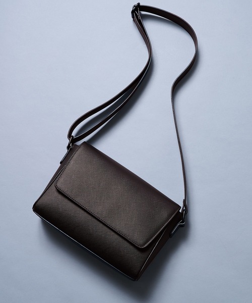 UNITED TOKYO（ユナイテッドトウキョウ）の「【大好評再入荷!!】Saffiano Leather Shoulder Bag　｜防水性/軽量/長さ調整可能/大人気/ショルダー/横長/ギフト/耐久性/防汚性/ドリンク収納可（ショルダーバッグ・メンズ・ライトグレー/ブラック/ブラウン/ダークグレー・FREE）」の7枚目の写真
