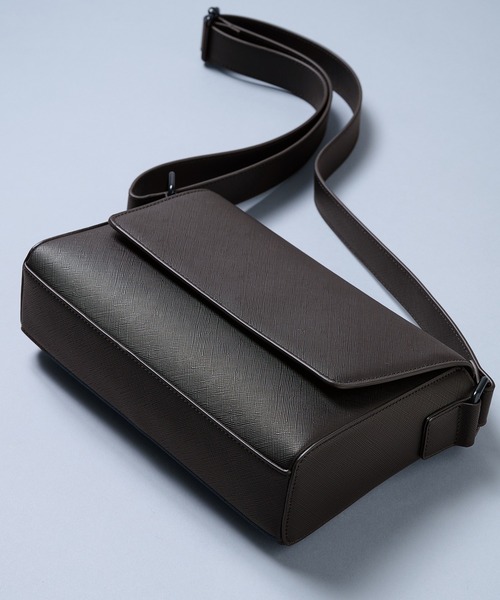 UNITED TOKYO（ユナイテッドトウキョウ）の「【大好評再入荷!!】Saffiano Leather Shoulder Bag　｜防水性/軽量/長さ調整可能/大人気/ショルダー/横長/ギフト/耐久性/防汚性/ドリンク収納可（ショルダーバッグ・メンズ・ライトグレー/ブラック/ブラウン/ダークグレー・FREE）」の9枚目の写真