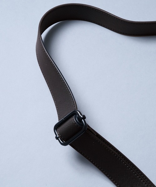 UNITED TOKYO（ユナイテッドトウキョウ）の「【大好評再入荷!!】Saffiano Leather Shoulder Bag　｜防水性/軽量/長さ調整可能/大人気/ショルダー/横長/ギフト/耐久性/防汚性/ドリンク収納可（ショルダーバッグ・メンズ・ライトグレー/ブラック/ブラウン/ダークグレー・FREE）」の10枚目の写真