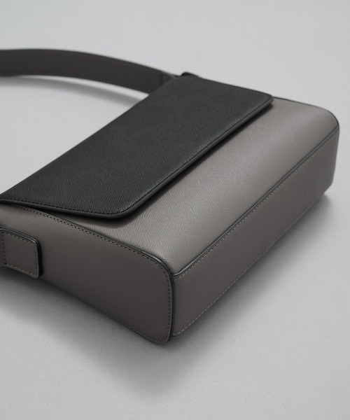 UNITED TOKYO（ユナイテッドトウキョウ）の「【大好評再入荷!!】Saffiano Leather Shoulder Bag　｜防水性/軽量/長さ調整可能/大人気/ショルダー/横長/ギフト/耐久性/防汚性/ドリンク収納可（ショルダーバッグ・メンズ・ライトグレー/ブラック/ブラウン/ダークグレー・FREE）」の19枚目の写真