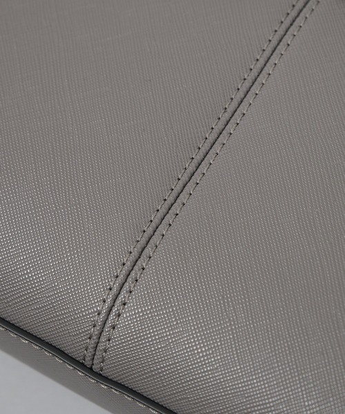 UNITED TOKYO（ユナイテッドトウキョウ）の「【大好評再入荷!!】Saffiano Leather Shoulder Bag　｜防水性/軽量/長さ調整可能/大人気/ショルダー/横長/ギフト/耐久性/防汚性/ドリンク収納可（ショルダーバッグ・メンズ・ライトグレー/ブラック/ブラウン/ダークグレー・FREE）」の20枚目の写真