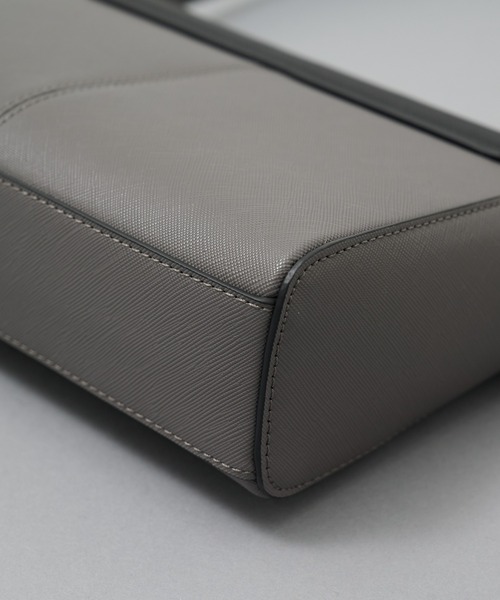 UNITED TOKYO（ユナイテッドトウキョウ）の「【大好評再入荷!!】Saffiano Leather Shoulder Bag　｜防水性/軽量/長さ調整可能/大人気/ショルダー/横長/ギフト/耐久性/防汚性/ドリンク収納可（ショルダーバッグ・メンズ・ライトグレー/ブラック/ブラウン/ダークグレー・FREE）」の21枚目の写真